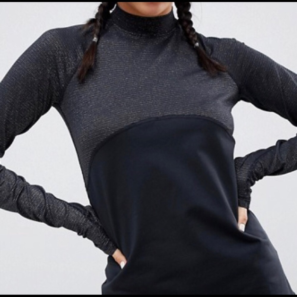 New Nike Metallic Women’s Training Top 🪨